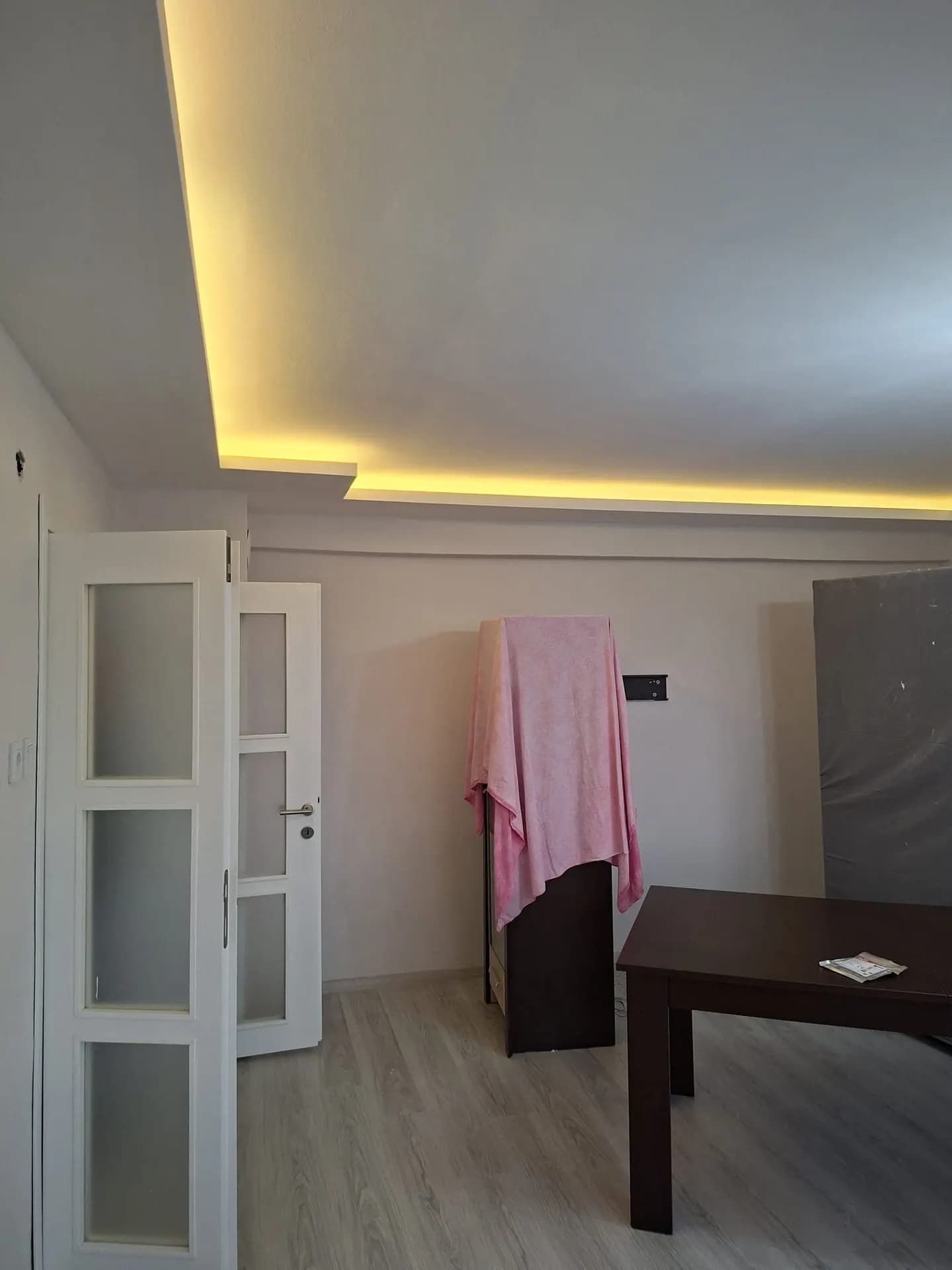 Dolaylı LED aydınlatmalı dekoratif tavan