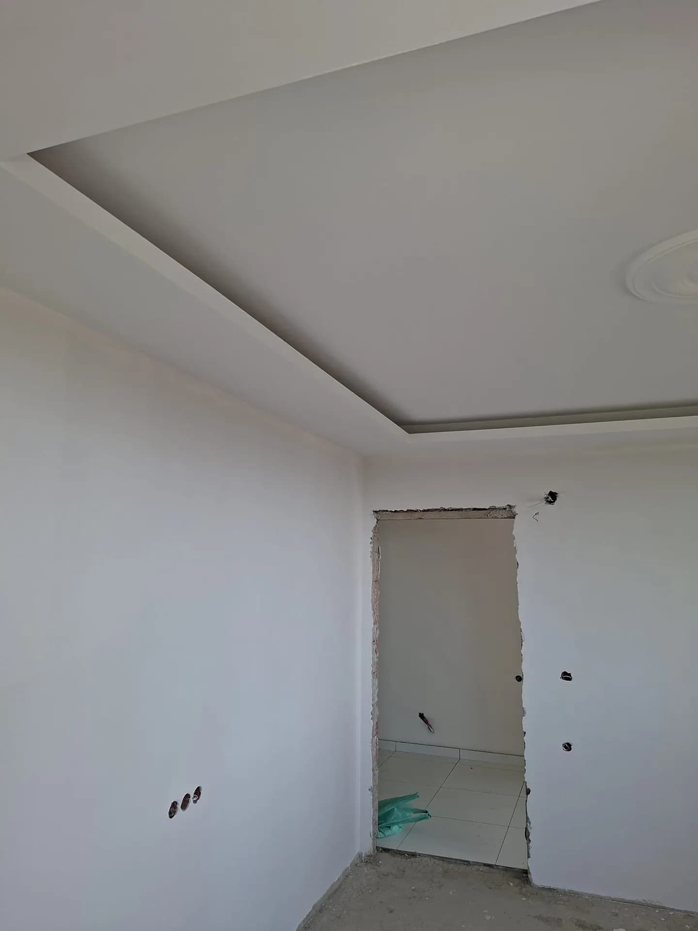 Simetrik kademelerle hazırlanmış dekoratif alçıpan tavan